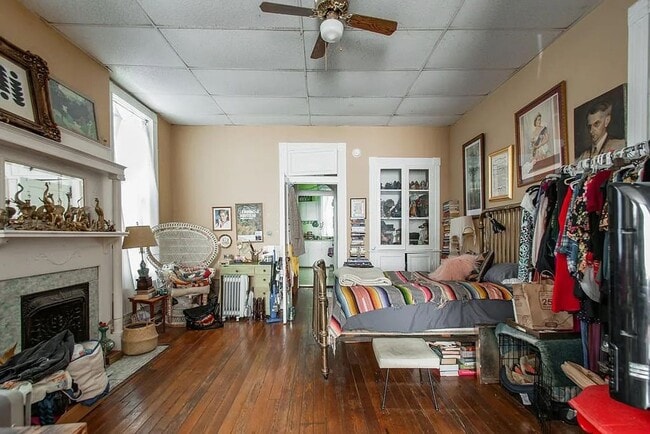Building Photo - Charming 1 Bedroom/ 1 Bath Apartment walka...