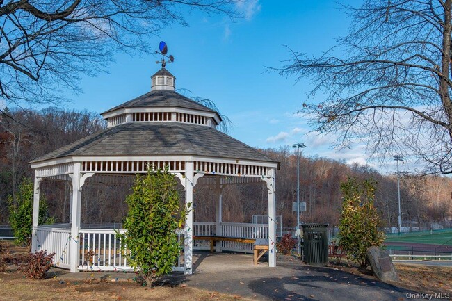 Building Photo - 5 Madison St