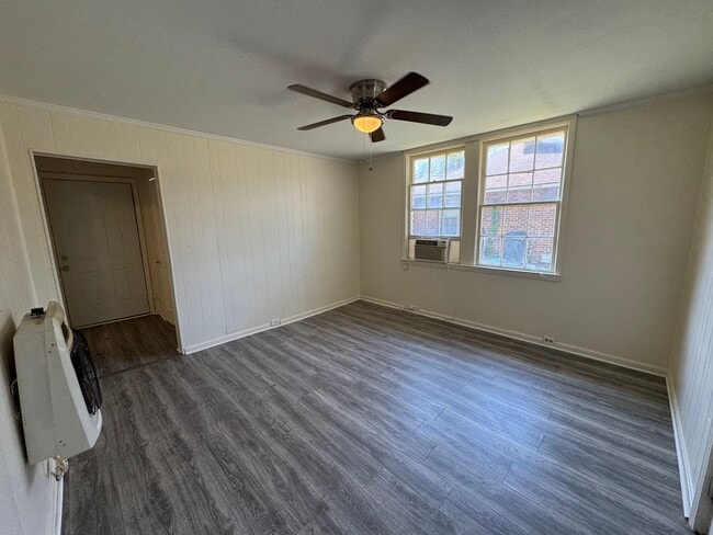 Building Photo - 1/1 House in Celanese- $795