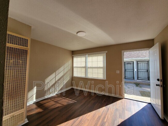 Building Photo - 2557 N Park Pl