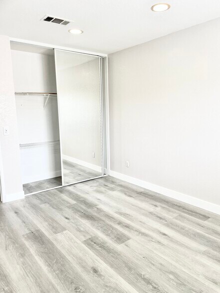 Building Photo - 6 Red Coat Pl