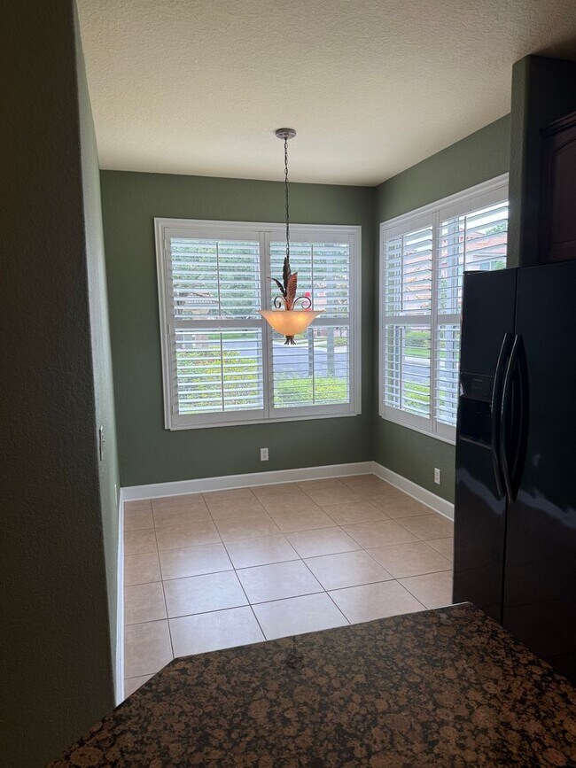 Building Photo - Spacious Townhome For Rent