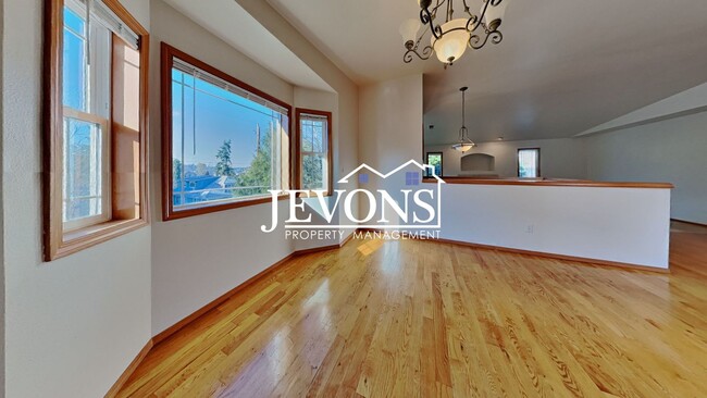 Building Photo - Spacious 5-bedroom home near Chinook Beach...