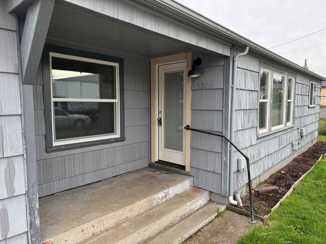 Building Photo - Updated 3 bedroom 1 bathroom house on a huge lot!