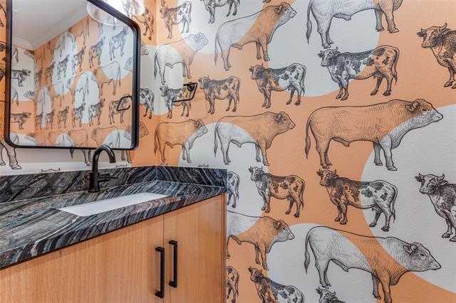 Building Photo - 611 W Sycamore St