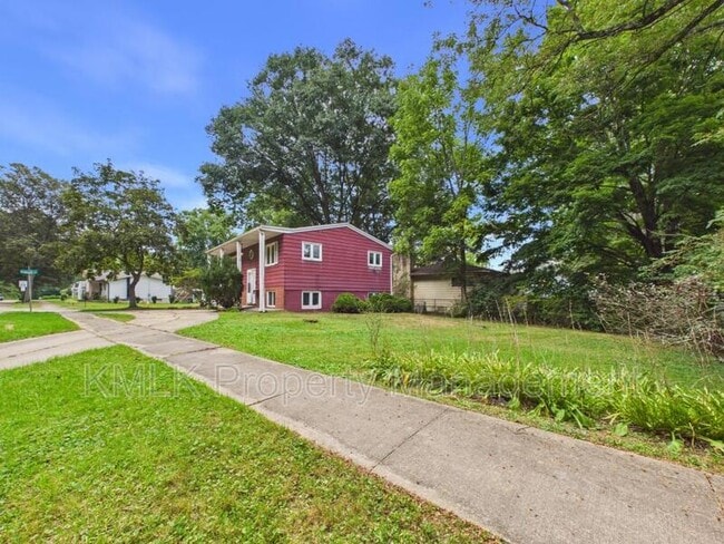 Building Photo - 1323 Hilton Dr