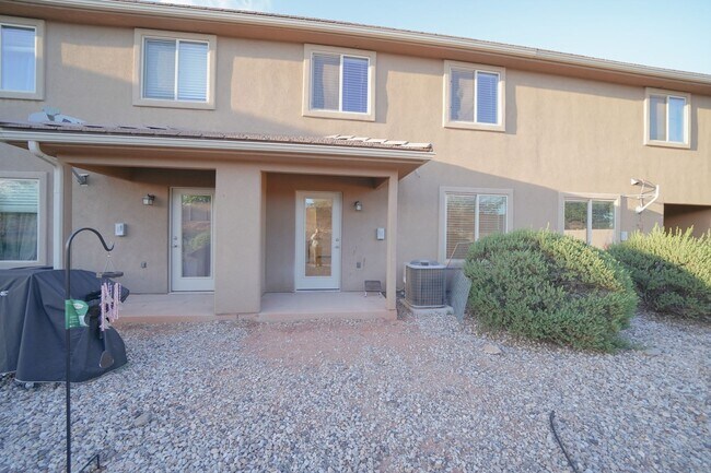 Building Photo - Remodeled 3 Bed / 2.5 Bath Townhome in Great Location