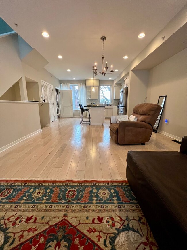 Building Photo - Gorgeous 3-Bedroom Townhome with One-Car G...