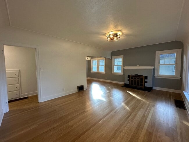 Building Photo - Wonderful 2+ Bedroom 1 Bath Shadle Area Home