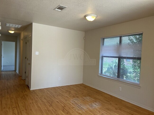 Building Photo - 914 McDaniel Cir