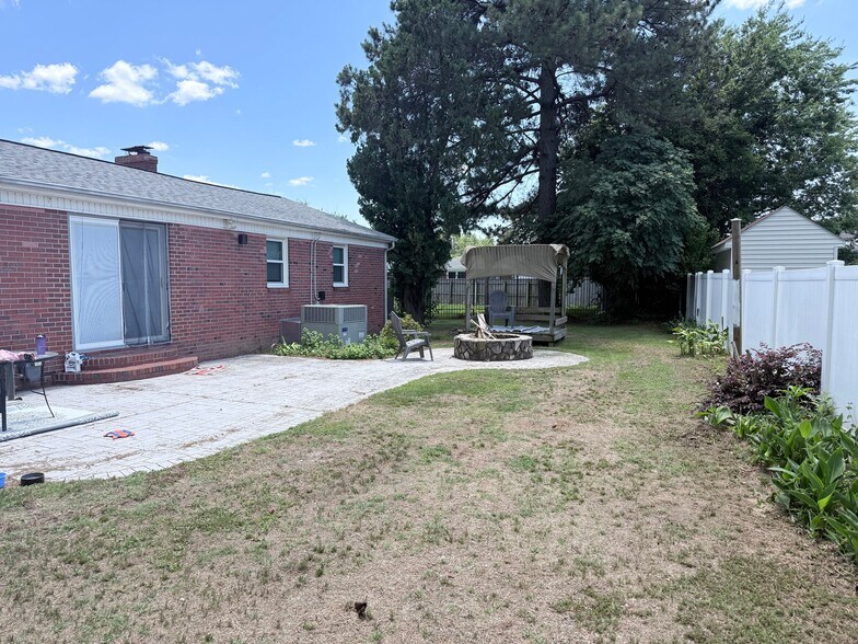 Building Photo - 2141 Ester Ct
