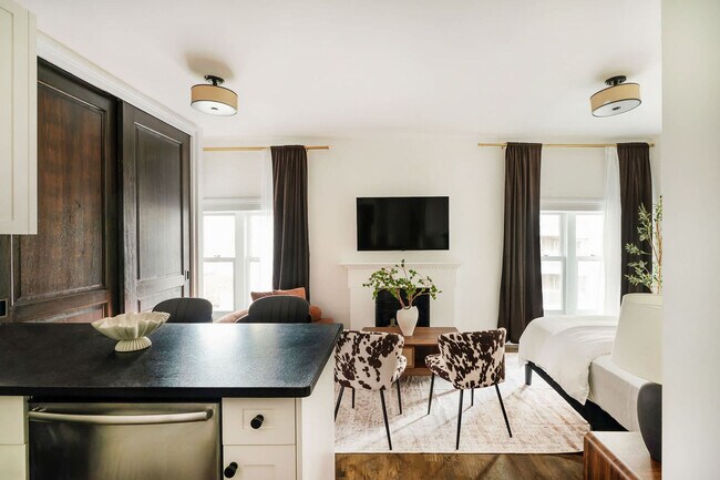 Building Photo - 10 5th Ave