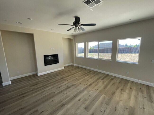 Building Photo - Paradise 2 bed 2 bath with 2 bonus rooms! Newer construction 1700+sqft