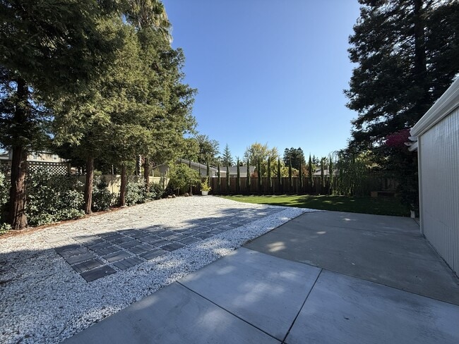 Building Photo - 328 Flaming Oak Dr