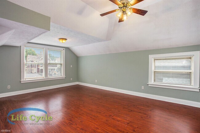 Building Photo - 2 br, 1 bath Triplex - 248 Henry Ave SE