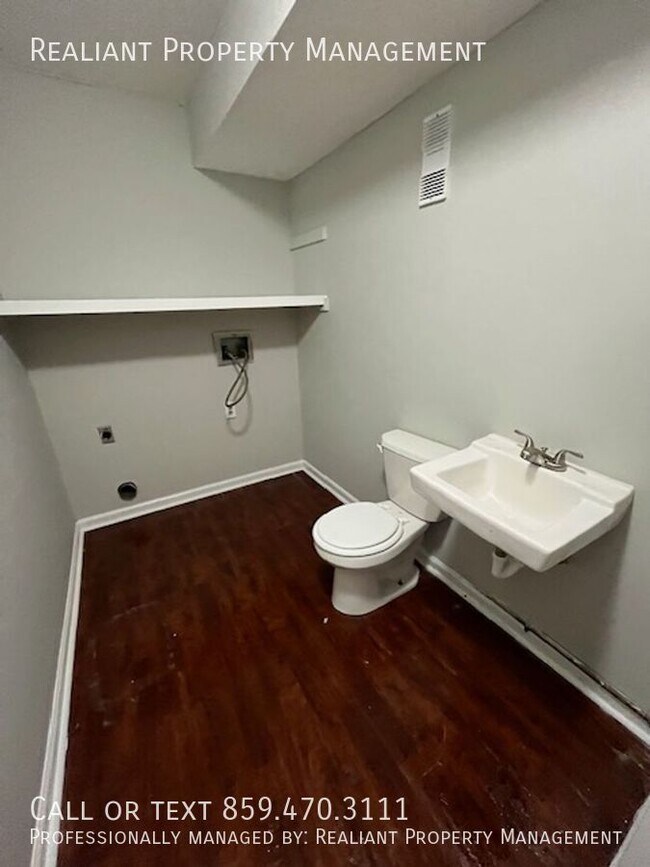 Building Photo - 425 Lenney Dr