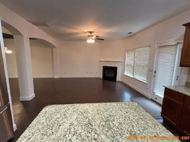 Building Photo - Lexington Living Oasis