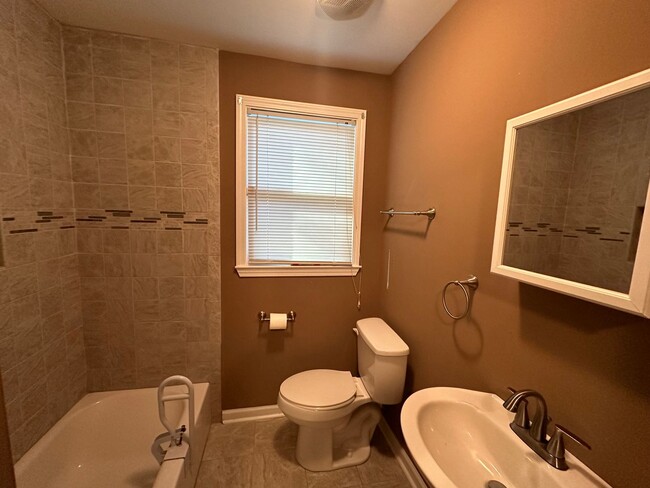 Building Photo - Forest Hills Cutie