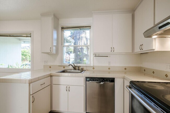 Building Photo - Beautiful 3 Bedroom / 2 Bath Single Family House in Burlingame!