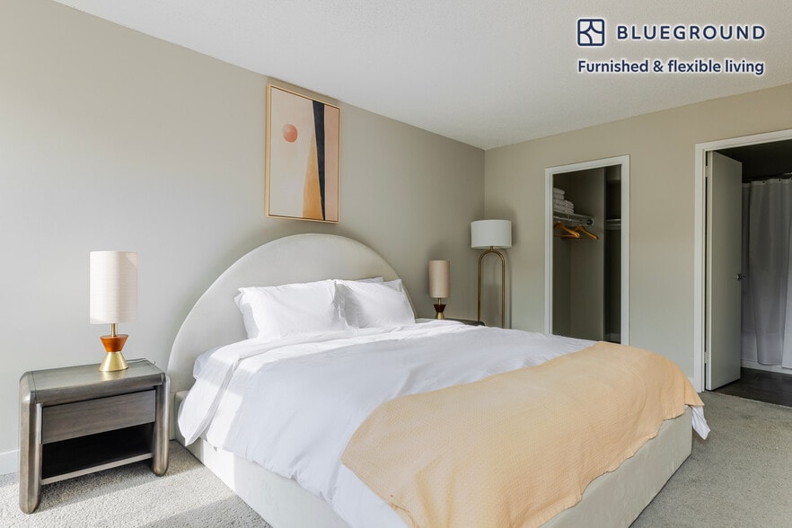 Building Photo - 5600 N Sheridan Rd