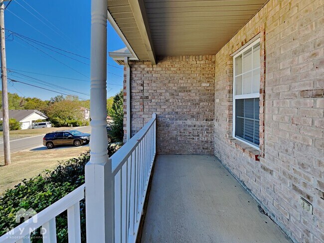 Building Photo - 207 Lake Forest Dr