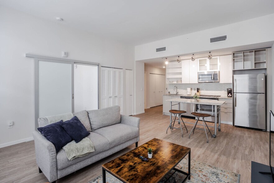 Building Photo - 1 W 4th St