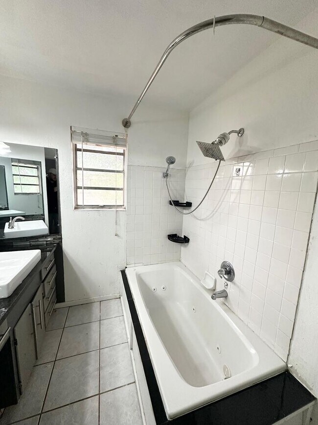 Building Photo - 3 Bedroom 2 Bathroom Ready to Rent