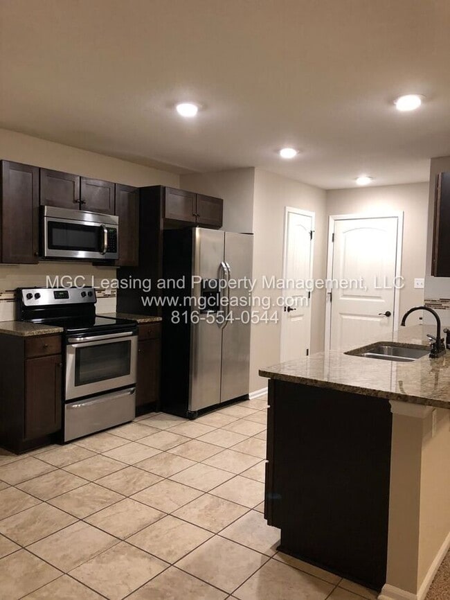 Building Photo - Enjoy Townhome Living w/ Unfinished Baseme...