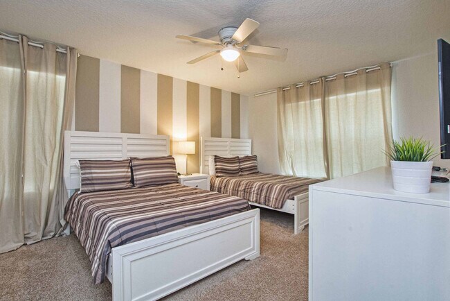 Building Photo - 4728 Sleepy Hollow Dr