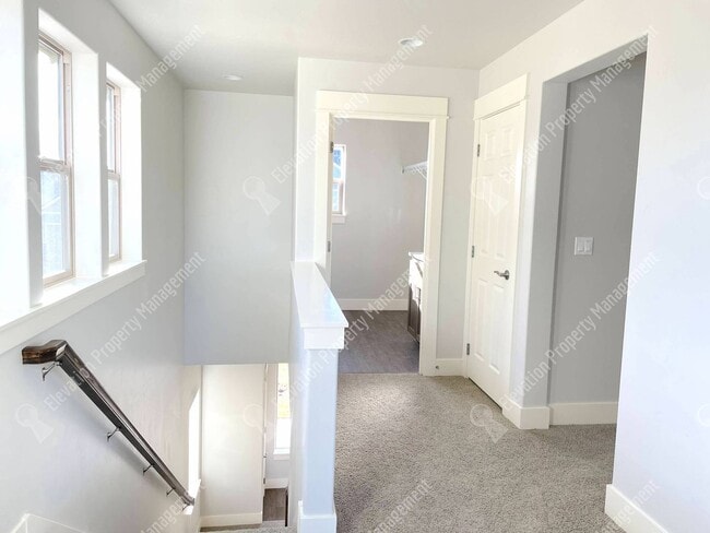 Building Photo - 4BR SE Bend home in great neighborhood wit...