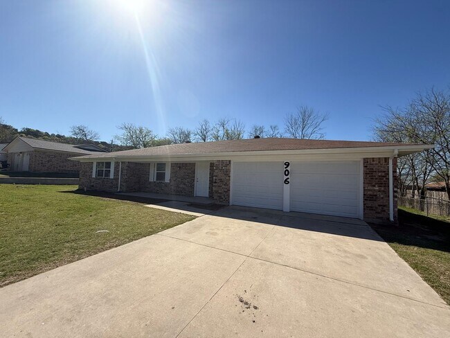 Building Photo - Renovated 3-bedroom house!  Housing accepted!