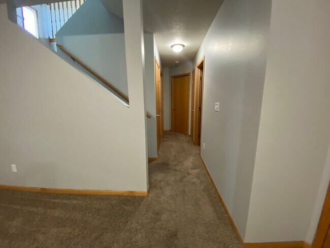 Building Photo - 3 Bedroom Twinhome near the New Sandford Hospital!!