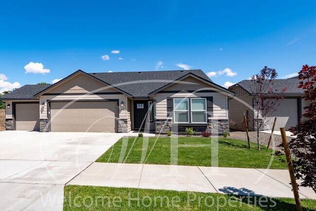 Building Photo - Brand NEW Home Overlooking the Golf Course