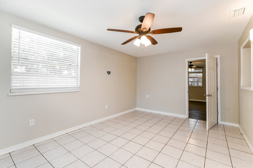 Building Photo - 724 Iowa Woods Cir E
