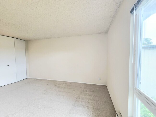Building Photo - Top floor Woodlake condo, corner location