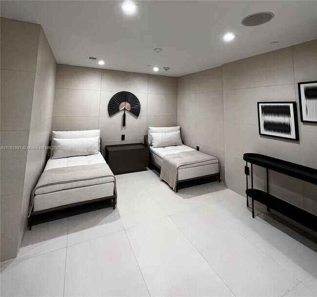 Building Photo - 15901 Collins Ave