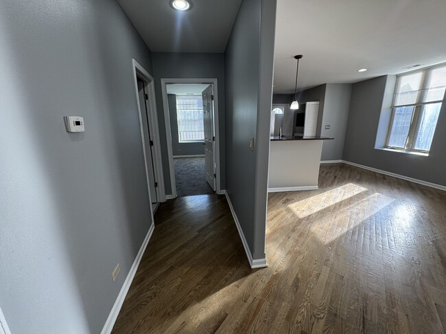 Building Photo - 542 E 48th St