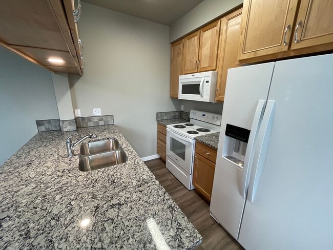 Building Photo - NEW 4 Bedroom / 4.5 Bath Duplex. A/C in every bedroom