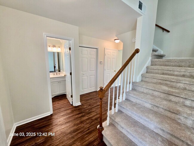 Building Photo - Thoughtfully updated 3 bedroom in Summervi...
