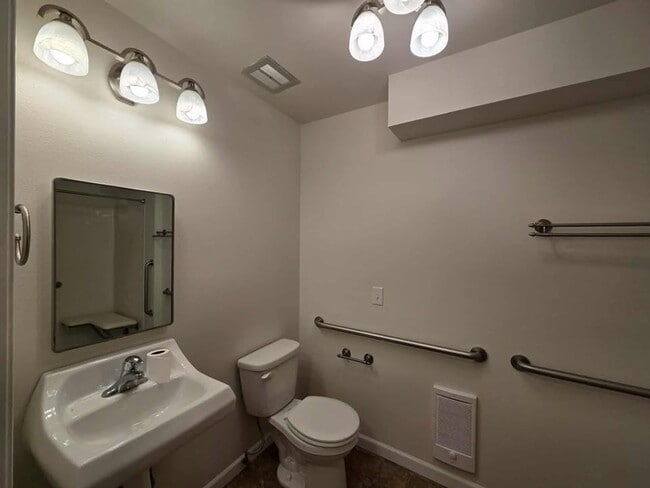 Building Photo - HUGE Number 2 Canyon ~ ~ 4 bedroom, 3 bath...