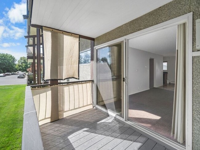 Building Photo - Modern Comfort: 1-Bedroom Apartment with B...