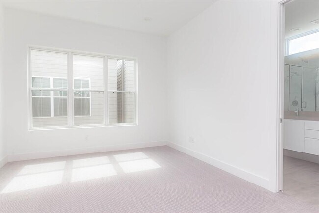 Building Photo - 5868 E Post Oak Ln