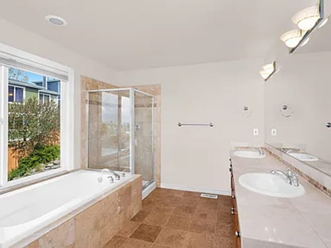 Building Photo - Spacious 3-Story Home with 2 Car Garage and Large Deck!