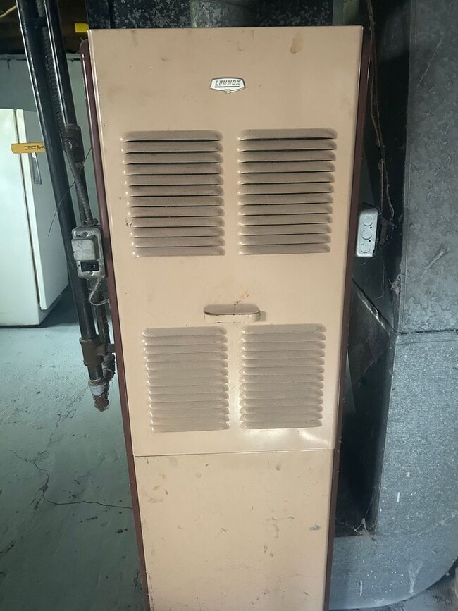 Building Photo - Refreshed and beautiful 3 bedroom single family home!