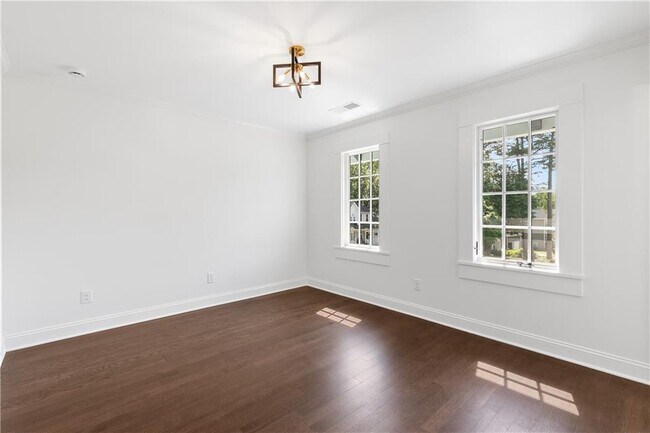 Building Photo - 1296 Hilton Dr