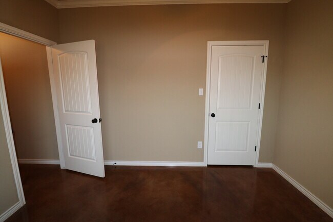 Building Photo - 4  Bedroom Single Famly Home -  Available ...