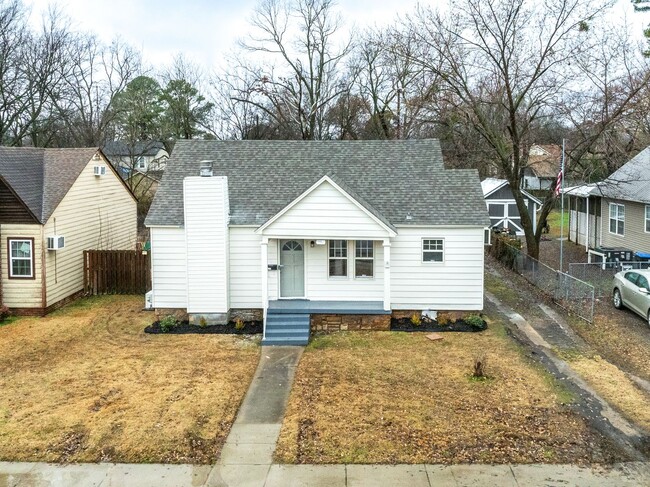 Building Photo - Freshly Updated 3 Bedroom House