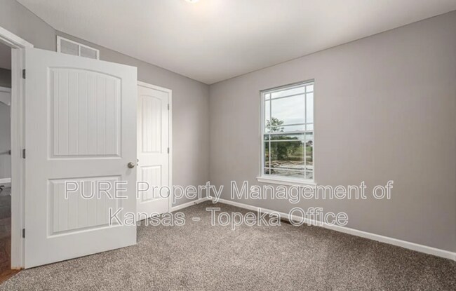 Building Photo - 4766 Lakecrest Dr