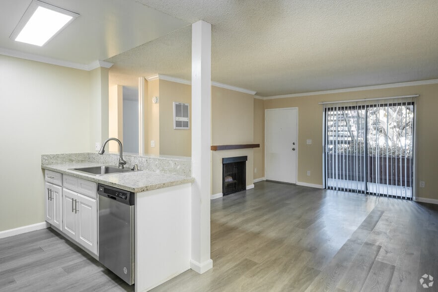 1BR, 1BA - 700SF - Living Room - Bay Timbers Apartments