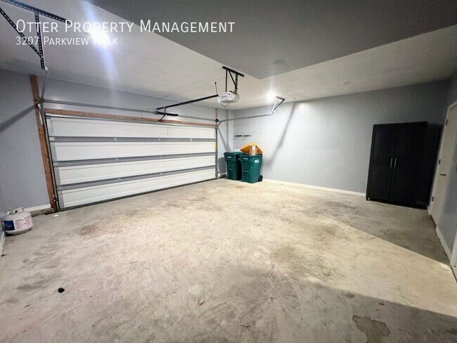 Building Photo - 3207 Parkview Walk